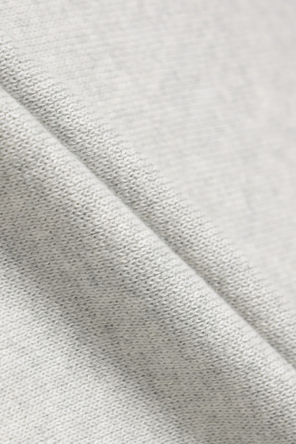 부드러운 촉감의 캐시미어 혼방 소재로 제작되어 포근함을 선사하는 그레이 컬러의 맨투맨 스웨터입니다. 간절기와 겨울철에 적합하며, 라운드넥과 루즈핏 디자인으로 편안한 착용감을 자랑합니다. 베이직한 스타일로 다양한 하의와 매치하여 미니멀, 클래식, 캐주얼 룩을 연출하기 좋습니다. 립 디테일과 밀도 있는 편직, 안정적인 형태감으로 스웻셔츠의 기본 구조를 잘 살렸습니다. 겨울 데일리룩, 집콕룩, 산책룩 등 TPO에 구애받지 않고 활용할 수 있는 데일리 아이템입니다.
