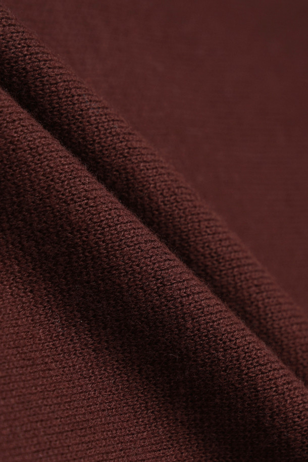 부드러운 면과 캐시미어 혼방 소재의 브라운 컬러 맨투맨 스웨터입니다. 간절기와 겨울철에 활용하기 좋은 적당한 두께감으로, 루즈핏의 편안한 착용감을 선사합니다. 라운드넥 디자인에 무지 패턴으로 제작되어 베이직하고 캐주얼한 스타일을 연출합니다. 스웻셔츠 구조를 기반으로, 옆선 립 디테일과 밀도 있는 편직, 안정적인 형태감을 갖춰 완성도를 높였습니다. 데일리룩, 집콕룩, 산책룩 등 다양한 TPO에 활용하기 좋은 아이템입니다.
