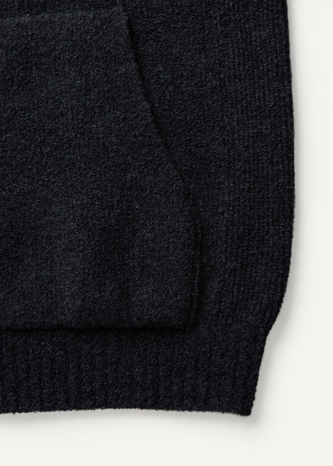 **부클레 니트 후디 집업**은 간절기부터 겨울까지 따뜻하게 입을 수 있는 캐주얼 스타일의 상의입니다. 부드러운 울 소재와 부클 패턴이 포근한 느낌을 주며, 루즈핏으로 편안한 착용감을 선사합니다. 블랙 컬러로 어떤 옷에도 쉽게 매치할 수 있으며, 긴 소매와 후드 디자인으로 보온성을 높였습니다. 편직된 스트링 끈과 리얼 가죽 팁 마감, 전면 포켓 디테일이 돋보이며, 집업 형태로 간편하게 입고 벗을 수 있습니다. 집콕룩, 산책룩 등 다양한 TPO에 활용하기 좋은 아이템입니다.
