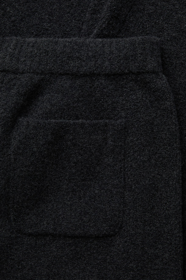 부클레 니트 팬츠는 부드러운 촉감의 울 소재로 제작되어 간절기부터 겨울까지 따뜻하게 착용 가능한 캐주얼 와이드핏 니트 팬츠입니다. 허리 밴딩과 밑단 스트링으로 편안한 착용감을 제공하며, 사이드 포켓이 있어 실용성을 더했습니다. 무지 디자인으로 어떤 상의와도 잘 어울려 데일리룩, 집콕룩, 산책룩 등 다양한 TPO에 활용하기 좋습니다. 미니멀, 클래식 스타일을 즐기는 분들께 추천하며, 셋업으로도 연출할 수 있어 활용도가 높습니다. 블랙 컬러로 시크하고 세련된 느낌을 연출해보세요.
