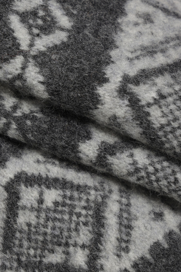 부드러운 울 소재와 두꺼운 두께감으로 따뜻함을 선사하는 윈터 패턴 스웨터입니다. 그레이와 차콜 컬러의 클래식한 색상 조합에, 페어아일 패턴이 더해져 포근한 분위기를 연출합니다. 세미루즈핏으로 편안하게 착용 가능하며, 레이어드 스타일링에도 용이합니다. 긴소매와 크루넥 디자인으로, 출근룩이나 모임룩 등 다양한 TPO에 활용할 수 있습니다. 부클 원사를 사용하여 적당한 볼륨감을 살린 것이 특징입니다.
