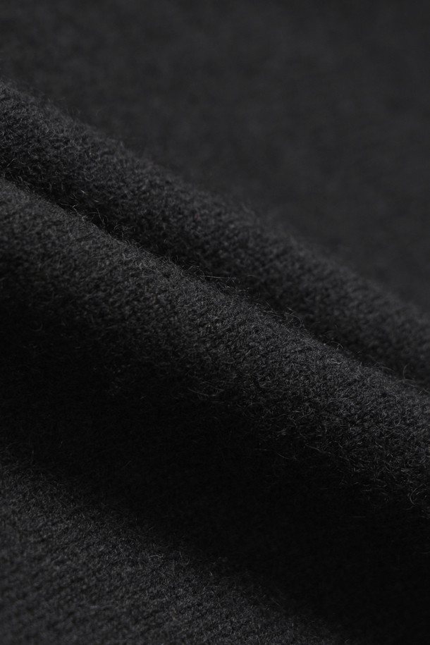 부드러운 캐시미어 소재의 블랙 터틀넥 스웨터입니다. 하이게이지 편직으로 제작되어 고급스러운 촉감과 핏을 선사하며, 레귤러핏으로 편안하게 착용 가능합니다. 두꺼운 두께감으로 가을, 겨울 시즌에 따뜻하게 입을 수 있으며, 엘보우 패치 디테일과 뒷판 네크라인 조직 포인트로 디자인의 완성도를 높였습니다. 클래식, 미니멀, 시크 스타일 연출에 적합하며, 겨울 데일리룩, 오피스룩, 모임룩 등 다양한 TPO에 활용할 수 있습니다. 보온성이 우수하여 추운 날씨에도 따뜻함을 유지해 줍니다.
