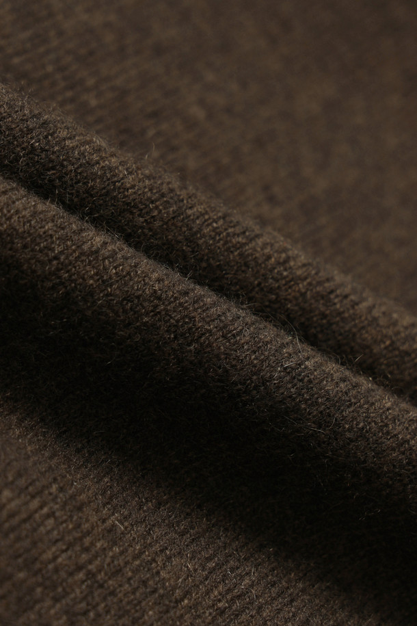 부드러운 촉감의 캐시미어 터틀넥 스웨터입니다. 고품질 캐시미어 100% 소재로 제작되어 가을, 겨울 시즌 따뜻하고 포근하게 착용할 수 있습니다. 베이직하고 클래식한 스타일로 다양한 룩에 활용하기 좋으며, 레귤러 핏으로 편안한 착용감을 선사합니다. 엘보우 패치 디테일과 뒷판 네크라인 조직 포인트가 돋보이며, 두꺼운 두께감으로 보온성을 높였습니다. 겨울 데일리룩, 오피스룩, 모임룩 등 클래식하고 미니멀한 스타일을 연출하기 좋습니다.
