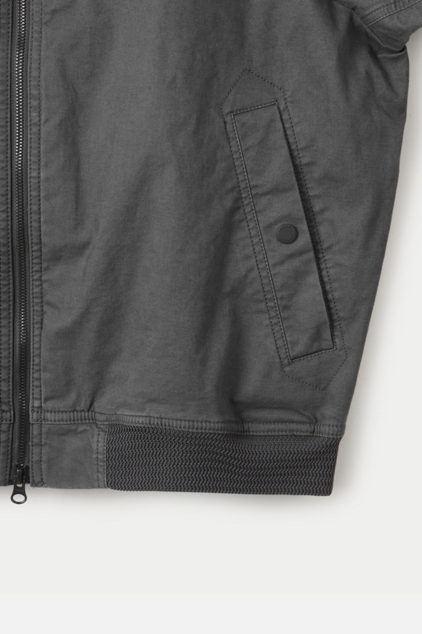 워싱 집업 블루종 점퍼는 캐주얼 스타일의 남성용 아우터입니다. 부드러운 면 소재에 워싱 가공을 더해 자연스러운 멋을 살렸으며, 봄, 가을에 착용하기 좋습니다. 레귤러핏으로 편안한 착용감을 제공하며, 무지 디자인에 밴딩 디테일과 포켓으로 실용성을 더했습니다. 블루 컬러의 긴소매 집업 스타일로, 일상에서 간편하게 활용하기 좋습니다.
