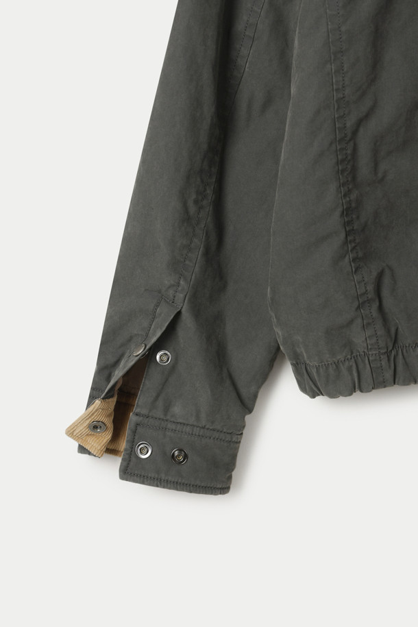 코듀로이 믹스 래글런 점퍼는 가을, 겨울 시즌 남성 고객을 위한 두꺼운 두께감의 점퍼입니다. 베이직하고 캐주얼한 스타일로 일상에서 편안하게 착용하기 좋으며, 칼라와 양옆 플랩, 소맷단 배색 디테일이 돋보입니다. 래글런 소매 디자인으로 활동성을 높였으며, 패딩 충전재와 안감으로 보온성을 더했습니다. 밑단 밴딩과 소맷단 2 스냅 버튼으로 안정적인 착용감을 제공합니다. 카키 컬러의 무지 디자인으로 다양한 스타일의 연출이 가능하며, 겨울 데일리룩, 산책룩, 여행룩에 활용하기 좋습니다.
