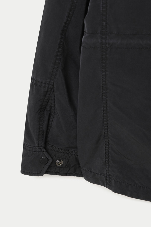 피그워싱 2WAY 점퍼는 겨울과 가을에 착용하기 좋은 남녀 공용 점퍼입니다. 블랙 색상의 무지 디자인으로 캐주얼, 미니멀, 워크웨어 스타일을 연출하기 좋습니다. 이너 분리형에 오리털 충전재를 사용하여 보온성을 높였으며, 허리 스트링으로 사이즈 조절이 가능합니다. 4개의 포켓과 지퍼, 스냅 여밈 방식으로 실용성을 더했습니다. 일상, 산책, 여행 등 다양한 TPO에 활용할 수 있는 레귤러핏 두꺼운 점퍼입니다.
