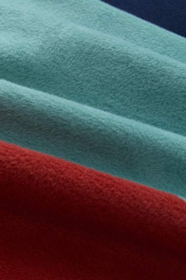 낭가 멀티 컬러 릿지라인 코튼 블랭킷 S는 면 80%, 폴리에스터 20% 혼방 소재로 제작되어 부드러운 촉감을 자랑합니다. 두꺼운 두께감으로 보온성을 높였으며, 낭가파르바트 산맥을 모티브로 한 프린트 패턴이 특징입니다. 멀티컬러, 터콰이즈, 레드, 네이비 등 다채로운 색상으로 구성되어 있으며, 더블 자카드 직조 방식으로 제작되었습니다. 침대나 소파 커버로 활용 가능하며, 미니멀한 스타일을 추구하는 분들께 적합한 싱글 사이즈 블랭킷입니다.
