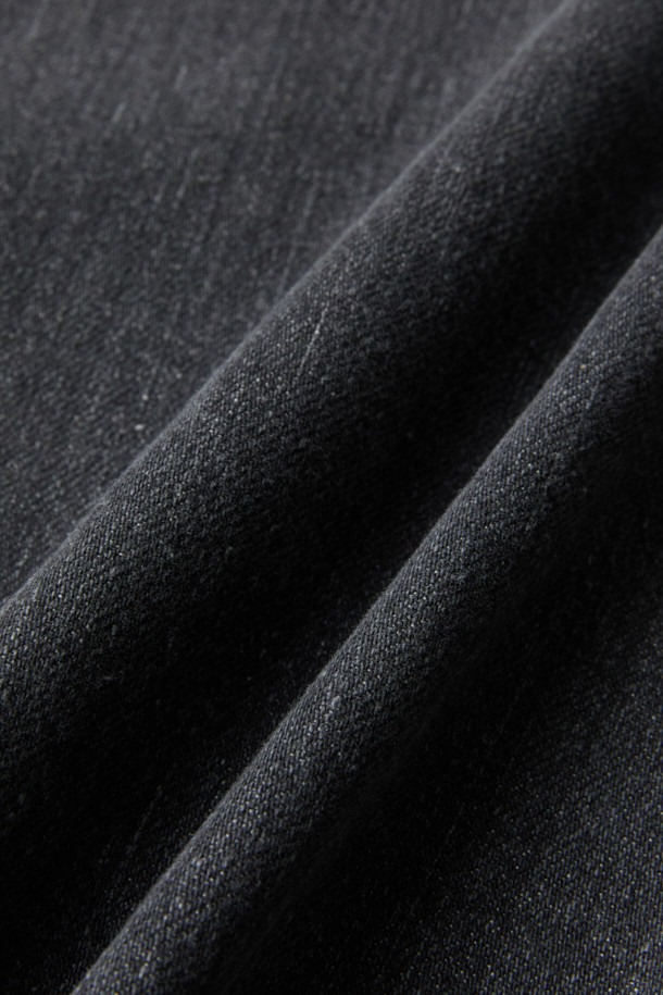 FIVER(파이버) 워싱 루즈핏 데님은 편안함과 스타일을 모두 갖춘 데님 팬츠입니다. 블랙 컬러에 워싱 처리와 페이드 아웃 디테일로 빈티지한 매력을 더했습니다. 넉넉한 루즈핏과 일자핏으로 체형에 구애 없이 편안하게 착용 가능하며, 탄탄한 면 소재로 제작되어 튼튼합니다. 허리 밴딩과 스트링, 사이드 및 백 포켓, 지퍼 여밈 디테일로 실용성을 높인 캐주얼 스타일의 데님 팬츠입니다. 일상 속에서 미니멀한 스타일을 연출하기 좋습니다.
