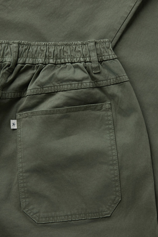 FIVER(파이버) 이지 턱 배기 팬츠는 캐주얼, 미니멀, 클래식 스타일을 즐기는 남녀 모두를 위한 아이템입니다. 봄, 가을에 어울리는 면, 스판덱스 혼방 소재의 긴 기장 바지로, 편안한 배기핏을 선사합니다. 허벅지 부분은 여유롭고 밑단은 테이퍼드 디자인으로, 웨이스트 밴딩과 스트링으로 허리 사이즈를 조절할 수 있습니다. 무지 디자인에 카키 컬러로, 출근룩이나 산책룩 등 다양한 TPO에 활용 가능하며, 사이드 포켓과 힙 포켓으로 실용성을 더했습니다. 버튼과 지퍼 여밈으로 깔끔하게 마무리되었습니다.
