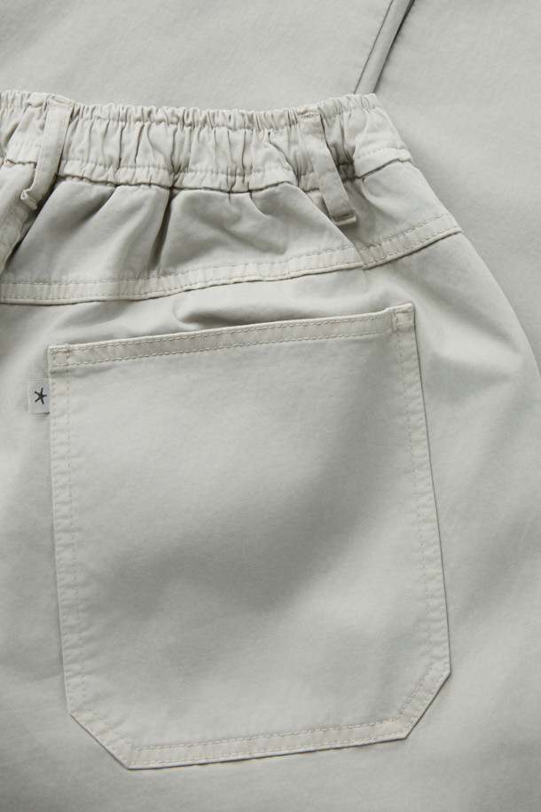 FIVER (파이버) 이지 턱 배기 팬츠는 캐주얼, 미니멀, 클래식 스타일을 아우르는 활용도 높은 바지입니다. 면과 스판덱스 혼방 소재로 제작되어 탄탄한 촉감과 편안한 착용감을 선사합니다. 허벅지 부분은 여유 있고 밑단은 테이퍼드 디자인으로 트렌디한 배기핏을 연출하며, 웨이스트 밴딩과 스트링으로 허리 사이즈를 조절할 수 있습니다. 무지 디자인에 그레이 컬러로 출시되어 다양한 상의와 쉽게 매치할 수 있으며, 버튼/지퍼 여밈, 사이드 포켓, 힙 포켓으로 실용성을 더했습니다. 봄, 여름, 가을 시즌에 일상복으로 편안하게 즐겨 입기 좋습니다.
