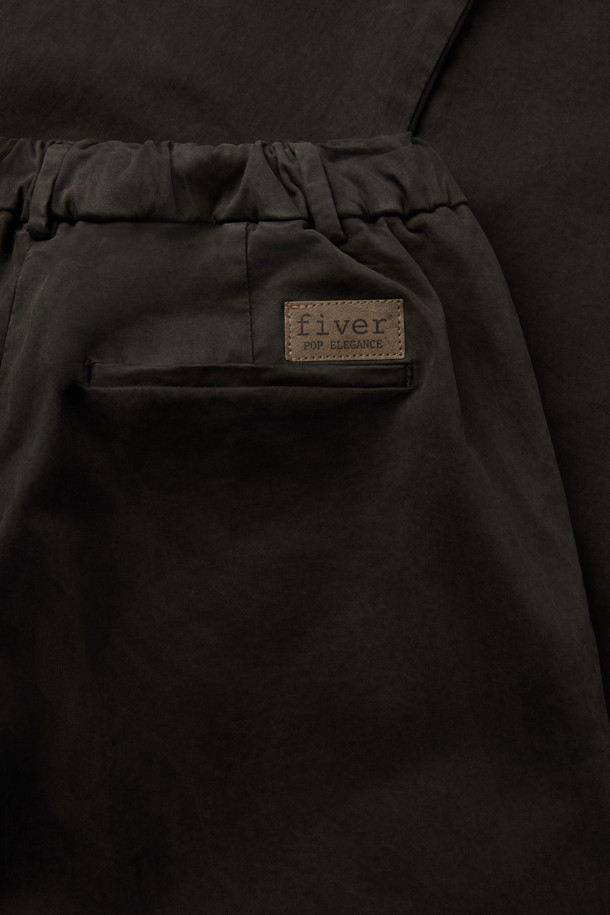 FIVER(파이버) 턱 루즈 핏 팬츠는 일상과 출근룩, 비즈니스 캐주얼에 모두 활용 가능한 베이직 스타일의 바지입니다. 면과 스판덱스 혼방 소재로 제작되어 편안한 착용감을 제공하며, 루즈핏과 일자핏으로 디자인되어 어떤 체형에도 자연스럽게 어울립니다. 무지 디자인에 블랙 컬러로, 미니멀, 클래식, 캐주얼 등 다양한 스타일을 연출하기 좋습니다. 허리 부분은 웨이스트 밴딩 처리되어 편안함을 더했으며, 투턱 디테일로 포인트를 주었습니다.
