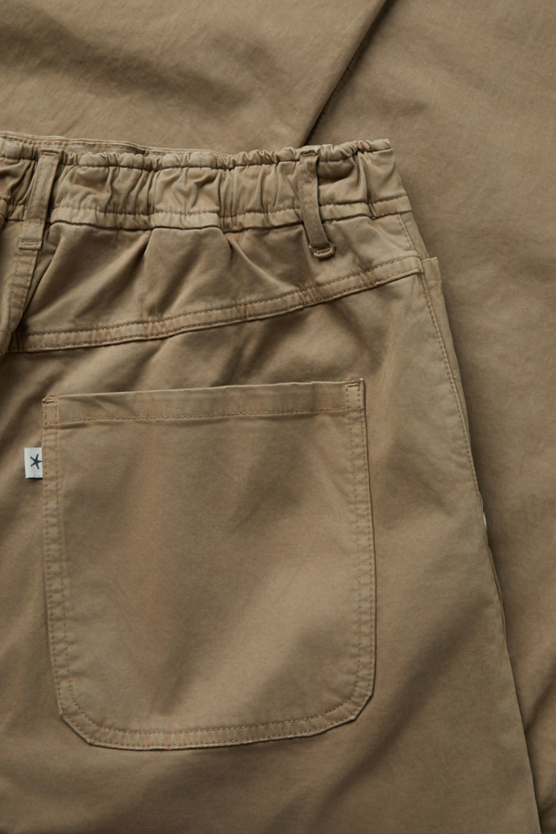 FIVER(파이버) 루즈핏 팬츠는 베이직하고 캐주얼한 스타일로, 일상에서 편안하게 착용하기 좋은 바지입니다. 면과 스판덱스 혼방 소재로 제작되어 탄탄한 촉감을 제공하며, 사계절 내내 활용 가능합니다. 허리 스트링과 웨이스트 밴딩으로 편안한 착용감을 선사하며, 힙 포켓과 사이드 포켓이 실용성을 더합니다. 베이지와 카키 두 가지 색상으로 출시되어 다양한 상의와 매치하기 좋습니다. 여행룩이나 산책룩으로 활용하여 캐주얼하고 미니멀한 스타일을 완성해보세요.
