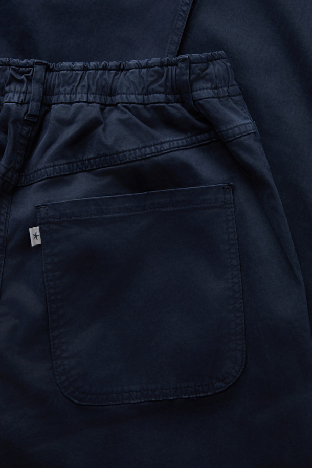 FIVER (파이버) 루즈핏 팬츠는 편안함과 스타일을 동시에 잡은, 일상생활에 최적화된 바지입니다. 네이비 색상으로 어떤 상의와도 쉽게 매치할 수 있으며, 사계절 내내 활용 가능한 실용성을 자랑합니다. 면과 스판덱스 혼방 소재로 제작되어 탄탄한 촉감과 편안한 착용감을 제공합니다. 루즈핏과 일자핏으로 디자인되어, 체형에 구애받지 않고 누구나 멋스럽게 소화할 수 있습니다. 허리 스트링과 웨이스트 밴딩, 사이드/힙 포켓, 버튼/지퍼 여밈 디테일로 실용성을 더했습니다. 여행, 산책 등 가벼운 활동 시 캐주얼하고 미니멀한 스타일을 연출해보세요.
