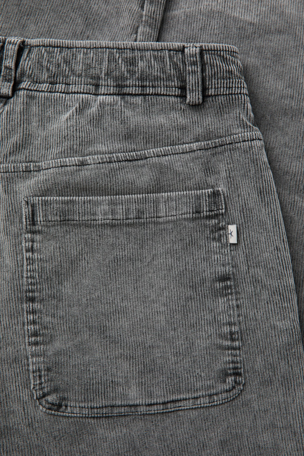 FIVER(파이버) 루즈핏 코듀로이 팬츠는 가을, 겨울 시즌에 어울리는 캐주얼하고 베이직한 스타일의 코듀로이 바지입니다. 부드러운 촉감의 코듀로이, 면, 스판덱스 혼방 소재로 제작되어 편안한 착용감을 선사하며, 루즈핏으로 활동성을 높였습니다. 밴딩 허리에 스트링 디테일로 편안함과 스타일을 동시에 잡았으며, 테이핑 마감으로 깔끔함을 더했습니다. 출근룩과 캠핑룩은 물론, 미니멀한 스타일 연출에도 활용하기 좋은 데일리 팬츠입니다. 색상은 그레이 한 가지입니다.
