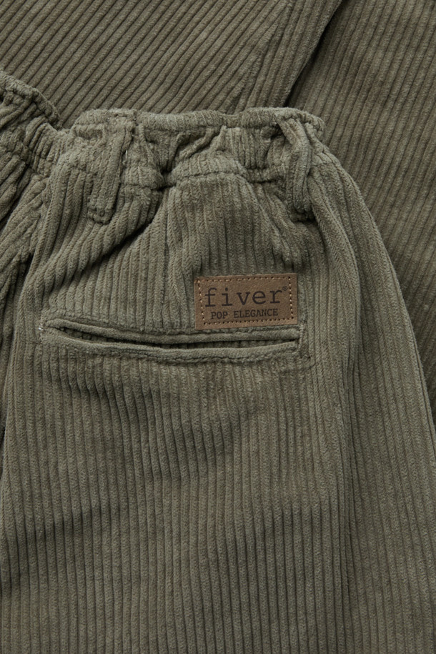 FIVER(파이버) 배기 코듀로이 팬츠는 가을, 겨울 시즌 남성분들의 캐주얼 스타일을 완성해 줄 코듀로이 팬츠입니다. 부드러운 촉감의 코듀로이와 면 혼방 소재로 제작되어 편안한 착용감을 선사하며, 넉넉한 루즈핏과 배기핏으로 활동성을 높였습니다. 카키와 올리브 두 가지 색상으로 출시되어 다양한 상의와 매치하기 용이하며, 원턱 디자인과 허리 스트링, 사이드 및 힙 포켓 디테일로 실용성을 더했습니다. 산책룩, 캠핑룩 등 편안한 TPO에 미니멀, 클래식 스타일을 더하여 멋스러운 연출이 가능합니다.
