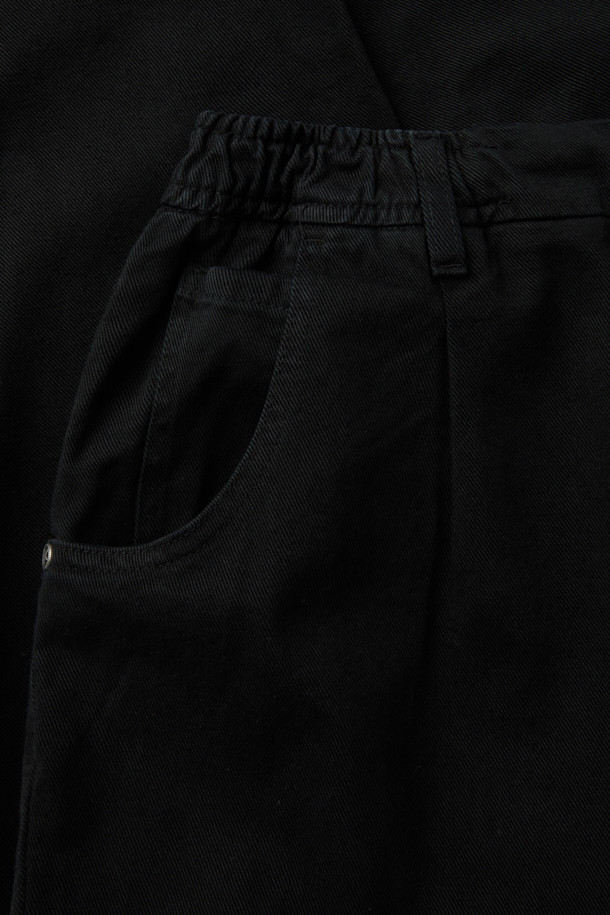 FIVER(파이버) 트윌 배기 팬츠는 캐주얼, 미니멀, 클래식 스타일을 즐겨 입는 분들을 위한 데일리 팬츠입니다. 탄탄한 면 소재로 제작되어 편안한 착용감을 선사하며, 허벅지 부분은 여유 있고 밑단으로 갈수록 좁아지는 배기핏으로 트렌디한 실루엣을 연출합니다. 허리 스트링과 웨이스트 밴딩으로 편안함을 더했으며, 원턱 디자인과 스트레치성이 우수한 소재로 활동성을 높였습니다. 블랙 컬러의 무지 디자인으로 출근룩, 데이트룩 등 다양한 TPO에 활용 가능하며, 사이드 및 힙 포켓, 버튼/지퍼 여밈 디테일로 실용성을 더했습니다.
