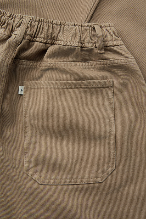 FIVER(파이버) 트윌 배기 팬츠는 캐주얼, 미니멀, 클래식 스타일을 아우르는 바지입니다. 면 소재로 제작되어 탄탄한 촉감을 자랑하며, 봄, 가을에 착용하기 좋습니다. 베이지, 카키 두 가지 색상으로 출시되어 일상 및 캐주얼 룩에 활용하기 좋으며, 출근룩으로도 손색없습니다. 루즈핏의 배기 디자인으로 편안함을 더하고, 원턱 디테일과 허리 스트링, 웨이스트 밴딩으로 활동성을 높였습니다. 힙 포켓과 사이드 포켓, 버튼/지퍼 여밈으로 실용성을 강조한 제품입니다.
