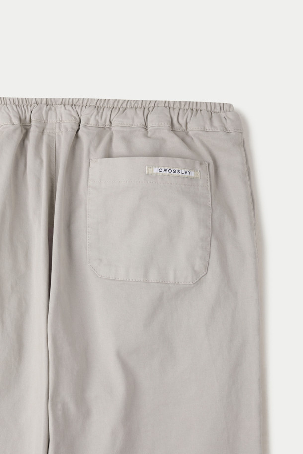 **CROSSLEY(크로슬리) 다잉 팬츠**는 편안한 착용감의 데일리 팬츠입니다. 베이지 컬러에 면과 스판덱스 혼방 소재로 제작되어 활동성을 높였습니다. 허리에는 밴딩과 스트링을 적용하여 편안함을 더했으며, 양옆과 힙 부분에 포켓이 있어 실용적입니다. 무지 디자인의 스트레이트 핏으로 캐주얼하고 미니멀한 스타일을 연출하기 좋습니다. 동네 마실룩에 완벽하게 어울리는 아이템입니다.
