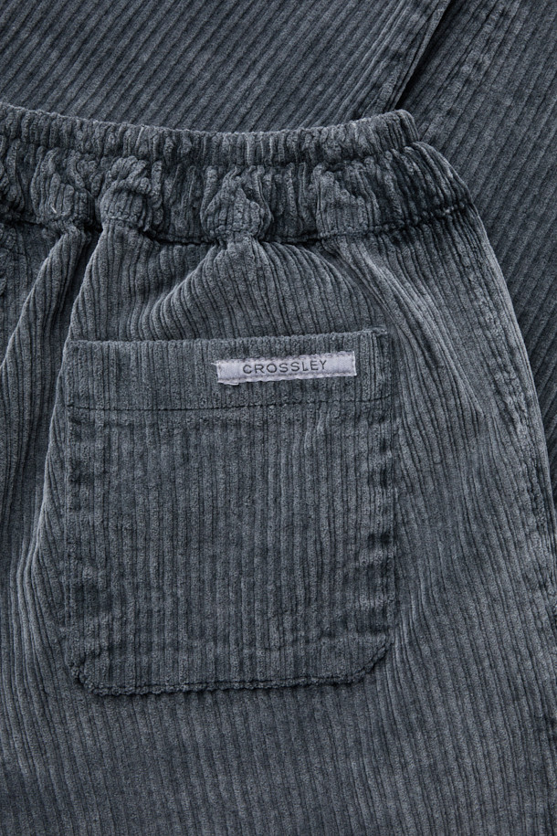 CROSSLEY(크로슬리) 코듀로이 팬츠는 가을, 겨울 시즌을 위한 베이직하고 캐주얼한 스타일의 긴 바지입니다. 부드러운 촉감의 코듀로이와 스판덱스 혼방 소재로 제작되어 편안한 착용감을 선사합니다. 톤 다운된 네이비 컬러에 무지 디자인으로, 출근룩과 모임룩 등 다양한 TPO에 활용 가능합니다. 스트레이트핏으로 다리가 길어 보이는 효과를 주며, 밴딩 허리와 스트링 디테일로 활동성을 더했습니다. 양옆 포켓과 힙 포켓, 버튼과 지퍼 여밈으로 실용성을 높인 두꺼운 두께감의 코듀로이 팬츠입니다.
