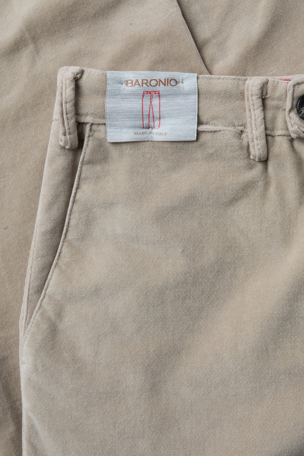 BARONIO(바르니오) 소프트 패브릭 팬츠는 부드러운 촉감의 면, 코듀로이, 엘라스틴 혼방 소재로 제작되어 가을, 겨울 시즌에 적합한 치노 팬츠입니다. 스트레이트핏으로 클래식하고 캐주얼한 스타일을 연출하며, 출근룩이나 비즈니스 캐주얼에 활용하기 좋습니다. 안감 기모 처리와 두꺼운 두께감으로 보온성을 높였으며, 신축성이 있어 편안한 착용감을 제공합니다. 베이지 컬러에 무지 디자인으로 어떤 상의와도 매치하기 용이하며, 사이드 포켓, 힙 포켓, 다트 디테일, 시그니처 라벨, 걸이용 고리 등의 특징을 갖추었습니다.
