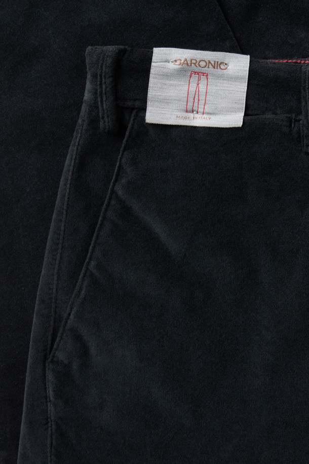 바르니오 소프트 패브릭 팬츠는 부드러운 촉감의 코듀로이, 면, 엘라스틴 혼방 소재로 제작되어 편안한 착용감을 선사합니다. 블랙 컬러의 무지 디자인에 스트레이트 핏으로, 클래식과 캐주얼 스타일을 모두 소화할 수 있습니다. 안감 기모 처리로 겨울철에도 따뜻하게 입을 수 있으며, 신축성 있는 소재로 활동성을 높였습니다. 출근룩과 비즈니스 캐주얼에 적합하며, 포켓, 다트 디테일과 시그니처 라벨, 걸이용 고리 등 섬세한 디테일이 돋보입니다. 
