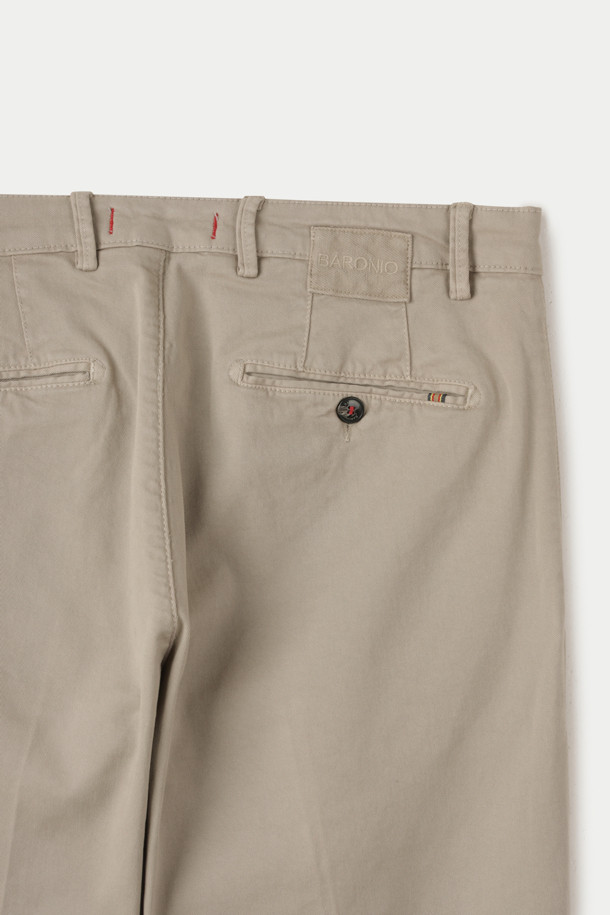 BARONIO(바로니오) 워싱 치노 팬츠는 가을에 어울리는 베이지 컬러의 스트레이트핏 치노 팬츠입니다. 면 소재로 제작되어 부드러운 촉감을 선사하며, 가먼트 워싱 처리로 자연스러운 멋을 더했습니다. 얇은 두께감으로 편안한 착용감을 제공하며, 일상, 출근룩, 비즈니스 캐주얼, 가을 나들이룩 등 다양한 TPO에 활용하기 좋습니다. 클래식, 미니멀, 캐주얼 스타일을 즐기는 분들께 추천하며, 사이드 포켓, 힙 포켓, 다트 디테일, 시그니처 포인트 라벨, 걸이용 고리 등의 디테일이 돋보입니다.
