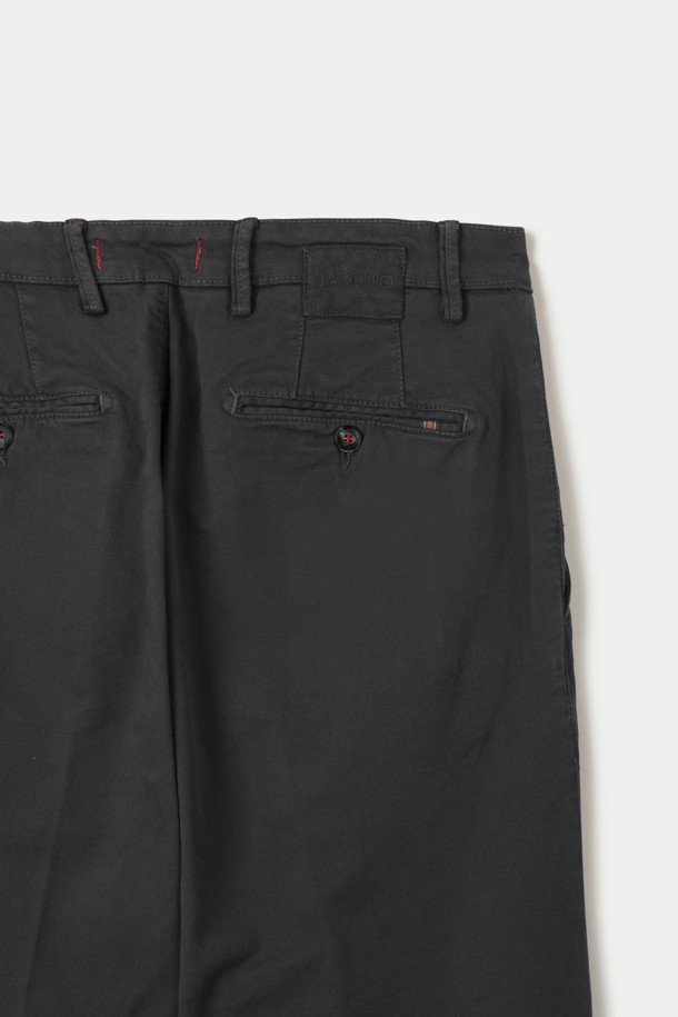 BARONIO(바르니오) 워싱 치노 팬츠는 클래식하고 베이직한 스타일을 추구하는 남성분들을 위한 제품입니다. 초가을에 적합하며, 출근룩 및 비즈니스 캐주얼에 활용하기 좋습니다. 블랙 컬러의 무지 디자인으로, 스트레이트 핏과 얇은 두께감으로 편안한 착용감을 선사합니다. 면 소재에 가먼트 워싱 처리를 더하여 자연스러운 멋을 살렸으며, 스트레치성 있는 소재로 활동성 또한 보장합니다. 사이드 포켓, 힙 포켓, 다트 디테일이 돋보이는 이 치노 팬츠는 단독 세탁을 권장합니다.
