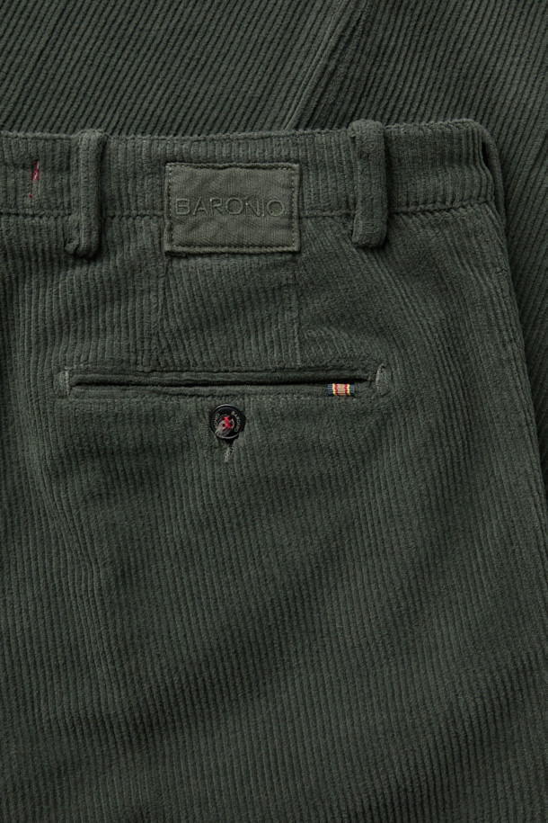 가을, 겨울 시즌에 어울리는 코듀로이 치노 팬츠입니다. 부드러운 촉감의 면, 코듀로이, 스판덱스 혼방 소재로 제작되어 편안한 착용감을 선사합니다. 베이직하고 캐주얼한 스타일로, 출근룩이나 모임룩 등 다양한 TPO에 활용 가능합니다. 그린 컬러의 무지 디자인에 스트레이트핏으로, 깔끔하고 미니멀한 스타일을 연출합니다. 입술포켓, 사이드포켓, 엉덩이 다트, 시그니처 포인트 라벨 디테일로 완성도를 높였습니다.
