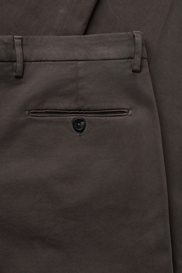 BRIGLIA(브리그리아) 워싱 나빌리오 팬츠는 캐주얼 스타일을 위한 원턱 스트레이트 팬츠입니다. 가먼트 다잉 처리로 자연스러운 색감과 부드러운 촉감을 선사하며, 이지핏 스트레이트 핏으로 편안한 착용감을 제공합니다. 코튼과 스판덱스 혼방 소재로 제작되어 신축성이 뛰어나 활동성이 좋으며, 산책이나 여행 시 편안하게 착용하기 좋습니다. 오프셋 버튼 잠금 방식으로 디자인되어 미니멀하면서도 클래식한 분위기를 연출합니다. 단독 세탁을 권장합니다.
