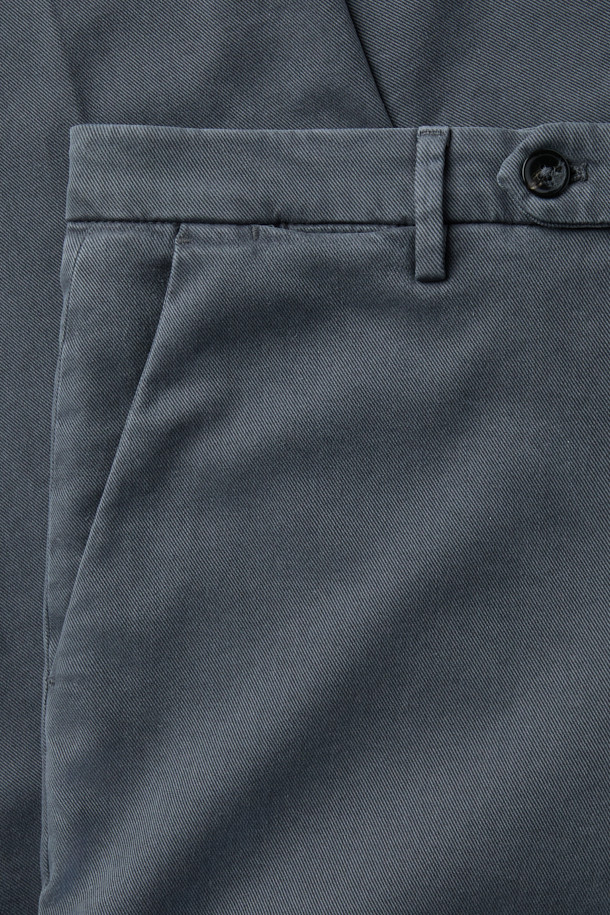 BRIGLIA(브리그리아) 트윌 나빌리오 팬츠는 캐주얼, 미니멀, 클래식 스타일을 아우르는 남성용 트윌 팬츠입니다. 그레이 컬러의 무지 디자인으로, 출근룩과 비즈니스 캐주얼에 적합합니다. 리오셀, 코튼, 스판덱스 혼방 소재로 제작되어 부드러운 촉감과 뛰어난 통기성, 흡습성, 신축성을 제공하며 편안한 이지핏을 선사합니다. 오프셋 버튼 잠금 방식으로 깔끔한 디자인을 완성했습니다. 사계절 내내 활용 가능한 실용적인 아이템입니다.
