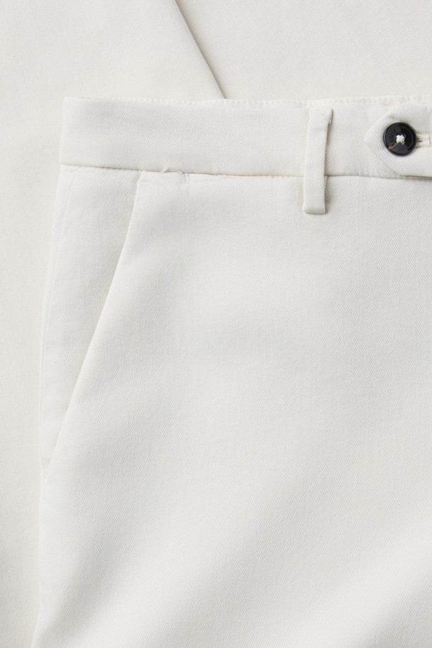 브리그리아 트윌 나빌리오 팬츠는 부드러운 촉감의 리오셀, 면, 스판덱스 혼방 소재로 제작되어 편안한 착용감을 선사합니다. 화이트 컬러의 무지 디자인과 이지핏 핏으로 캐주얼하고 미니멀한 스타일을 연출하기 좋습니다. 통기성과 흡습성이 뛰어나 봄, 여름철 일상복으로 활용하기 좋으며, 오프셋 버튼 잠금과 신축성으로 활동성을 더했습니다. 봄 소풍룩에 매치하여 세련된 스타일을 완성해보세요.
