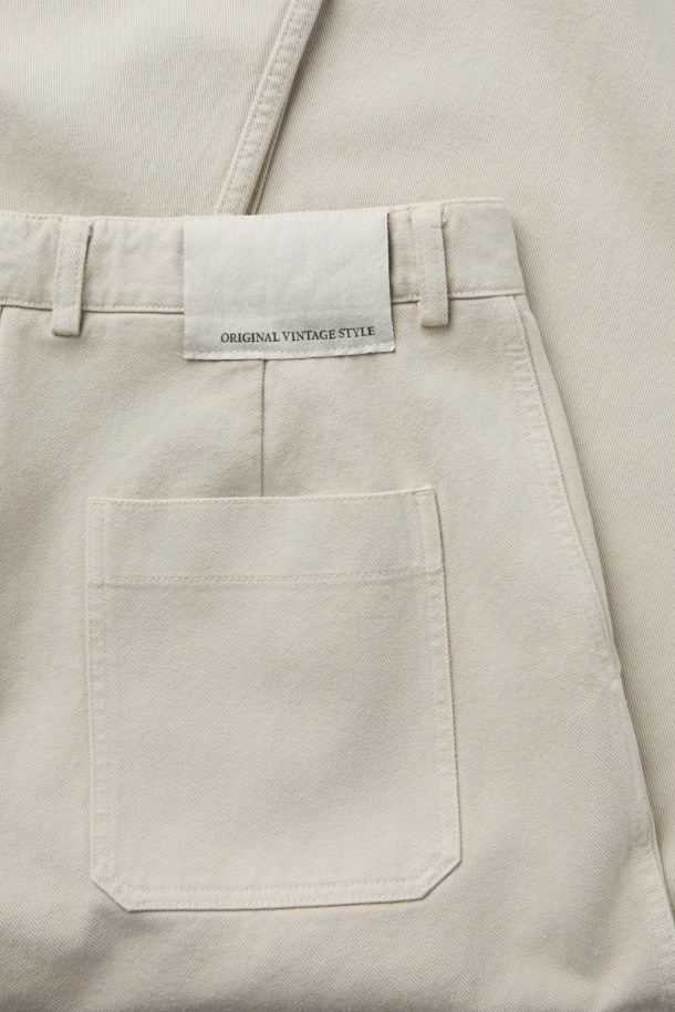 오리지널 빈티지 스타일 트윌 팬츠는 면 100% 소재로 제작되어 탄탄한 촉감을 자랑합니다. 클래식과 캐주얼 무드를 모두 연출할 수 있으며, 일상 및 출근룩, 데이트룩에 활용하기 좋습니다. 스트레이트 핏으로 제작되어 편안한 착용감을 선사하며, 화이트 컬러의 무지 디자인으로 어떤 상의와도 잘 어울립니다. 사선 조직의 트윌 소재와 밀도 높은 조직감으로 고급스러움을 더했으며, 신축성이 있어 활동성 또한 보장합니다.
