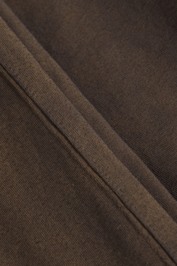 FIVER(파이버) 스프레이 가먼트 다이드 티셔츠는 빈티지한 스타일을 추구하는 당신을 위한 아이템입니다. 부드러운 면 소재로 제작되어 봄, 여름 시즌에 편안하게 착용할 수 있습니다. 브라운 컬러의 무지 디자인에 스프레이 가먼트 다잉 기법을 사용하여 은은한 멋을 더했습니다. 드롭 숄더 핏과 라운드넥 디자인으로 캐주얼하고 미니멀한 스타일을 연출하며, 등판 가운데 절개 디테일과 목 시보리 처리가 돋보입니다. 산책룩, 집콕룩 등 다양한 TPO에 활용하여 레트로 감성을 즐겨보세요.
