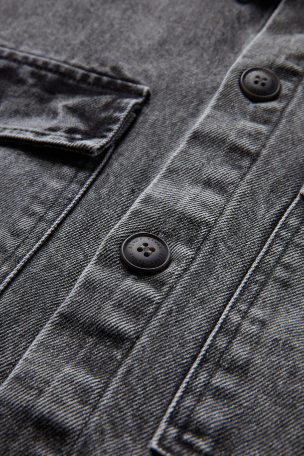 FIVER(파이버) 데님 셔츠 재킷은 빈티지한 스타일을 연출하는 블랙 컬러의 오버핏 데님 재킷입니다. 면과 데님 소재로 제작되어 탄탄한 촉감을 제공하며, 데일리룩과 산책룩에 모두 잘 어울립니다. 긴 소매 기장과 무지 패턴이 특징이며, 워싱 처리와 가슴 투포켓, 사이드 포켓 디테일이 돋보입니다. 버튼 여밈 방식으로 편안하게 착용할 수 있으며, 캐주얼 및 워크웨어 스타일을 즐겨 입는 분들께 추천합니다.
