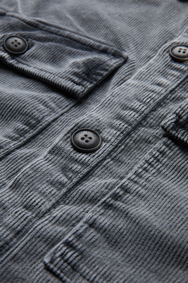 FIVER (파이버) 코듀로이 셔츠 재킷은 가을, 겨울 시즌에 어울리는 오버핏 셔츠 자켓입니다. 부드러운 코듀로이 소재를 사용하여 따뜻하고 편안한 착용감을 제공하며, 무지 디자인과 그레이 컬러로 캐주얼하면서도 빈티지한 스타일을 연출합니다. 가슴 투 포켓, 사이드 포켓 디테일과 워싱 가공으로 실용성을 더했으며, 두꺼운 두께감과 긴 소매 기장으로 보온성을 높였습니다. 버튼 여밈 방식이며, 일상복으로 활용하기 좋습니다.
