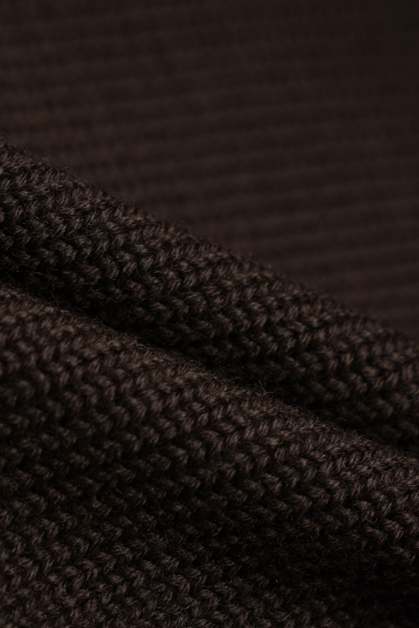 **DANIELE FIESOLI (다니엘 피에솔리) 레더 가디건**은 부드러운 소가죽, 울, 아크릴 소재의 조화로 제작된 간절기용 아우터입니다. 브라운 컬러의 레귤러핏 가디건으로, 하이넥 디테일과 투 포켓 디자인, 레더와 니트의 믹스 매치가 돋보입니다. 버튼 여밈 방식과 긴 소매 기장, 두꺼운 두께감으로 보온성을 높였으며, 클래식하고 모던한 스타일을 연출합니다. 데이트룩, 카페룩, 가을 나들이룩 등 다양한 TPO에 활용 가능하며, 미니멀하고 시크한 스타일을 선호하는 분들께 추천합니다.
