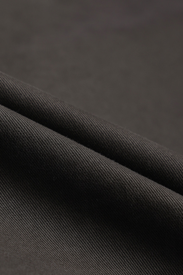 크로슬리(CROSSLEY) 다잉 버튼 재킷은 빈티지한 무드를 자아내는 캐주얼 & 클래식 스타일의 아우터입니다. 부드러운 코튼과 스판덱스 혼방 소재로 제작되어 편안한 착용감을 선사하며, 엉덩이를 덮는 기장으로 안정감을 줍니다. 가먼트 다잉 처리로 은은한 다잉 컬러를 표현했으며, 사이드 포켓과 가슴 패치 포켓, 기모 디테일로 실용성과 디자인을 모두 갖췄습니다. 셔츠형 디자인에 버튼 여밈 방식으로 편안하게 착용 가능하며, 봄, 가을 시즌 동네 마실룩이나 가을 나들이룩에 활용하기 좋습니다. 루즈핏으로 제작되어 활동성이 뛰어나며, 긴 소매 기장으로 다양한 스타일 연출이 용이합니다.
