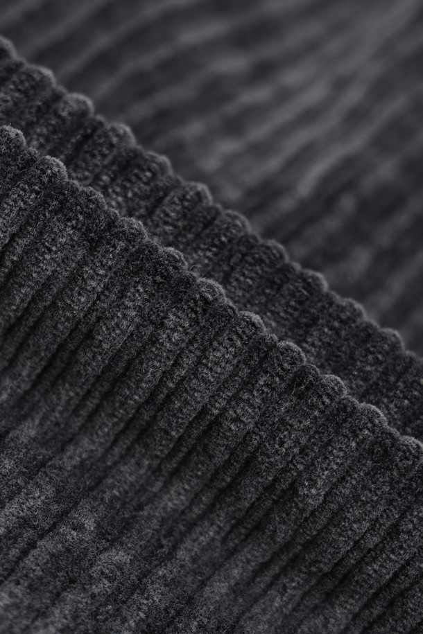 CROSSLEY(크로슬리) 다잉 코듀로이 재킷은 가을과 겨울, 두 계절에 걸쳐 따뜻함과 스타일을 책임지는 아우터입니다. 빈티지하면서도 캐주얼한 무드를 자아내며, 부드러운 촉감의 코듀로이, 면, 스판덱스 혼방 소재로 제작되어 편안한 착용감을 선사합니다. 가먼트 다잉 기법으로 은은한 멋을 더한 그레이 컬러의 무지 디자인은 어떤 룩에도 쉽게 매치할 수 있습니다. 크롭 기장과 루즈핏, 버튼 여밈 방식, 패치 포켓 디테일이 돋보이며, 겨울 데일리룩, 동네 마실룩, 카페룩 등 다양한 TPO에 활용 가능합니다. 단독 세탁을 권장합니다.
