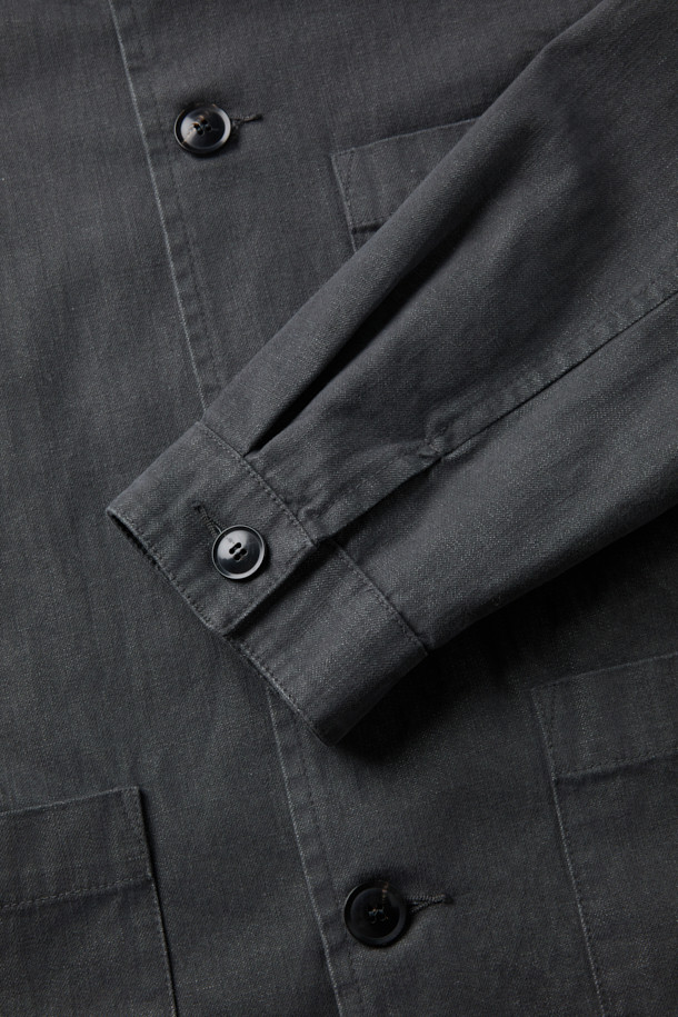 ORIGINAL VINTAGE STYLE 다잉 재킷은 봄, 가을에 어울리는 클래식하고 빈티지한 무드의 자켓입니다. 다크 그레이 컬러의 무지 디자인으로, 루즈핏에 버튼 여밈 방식을 갖추어 편안한 착용감을 선사합니다. 면과 폴리에스터 혼방 소재로 제작되어 부드러운 촉감을 느낄 수 있으며, 가슴 포켓과 패치 포켓 디테일로 실용성을 더했습니다. 다잉 워싱 가공으로 빈티지한 멋을 살렸으며, 이염에 주의하여 단독 세탁하는 것을 권장합니다. 데이트룩, 출근룩 등 다양한 TPO에 맞춰 미니멀하고 캐주얼한 스타일을 연출해보세요.
