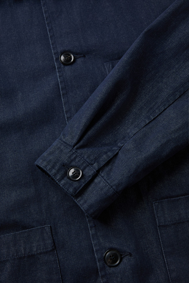 ORIGINAL VINTAGE STYLE 다잉 재킷은 클래식과 빈티지 무드를 자아내는 아우터입니다. 네이비 컬러의 무지 디자인에 루즈핏으로 편안하게 착용 가능하며, 봄, 가을 계절에 적합합니다. 면과 폴리에스터 혼방 소재로 제작되어 부드러운 촉감을 선사하며, 긴 소매와 버튼 여밈 방식이 특징입니다. 가슴 포켓과 패치 포켓, 다잉 가공 디테일이 돋보이며, 데이트룩, 출근룩 등 다양한 TPO에 활용할 수 있습니다. 이염에 주의하여 단독 세탁하는 것을 권장합니다.
