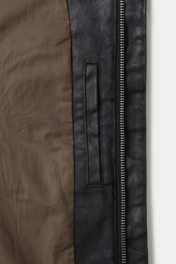 HANKALEX 코튼 트러커는 캐주얼, 빈티지 스타일을 선호하는 분들을 위한 블랙 컬러의 면 소재 트러커 자켓입니다. 봄, 가을에 착용하기 좋으며, 숏 기장과 레귤러핏으로 편안한 착용감을 제공합니다. 집업 방식으로 간편하게 착용 가능하며, 워싱 처리, 크랙 디테일, 빅포켓 디자인으로 빈티지한 멋을 더했습니다. 부드러운 촉감과 시보리 마감, 긴 소매 기장으로 활동성과 스타일을 모두 만족시키는 데일리 아이템입니다. 동네 마실룩이나 가을 나들이룩에 활용하여 미니멀하면서도 개성 있는 스타일을 연출해보세요.
