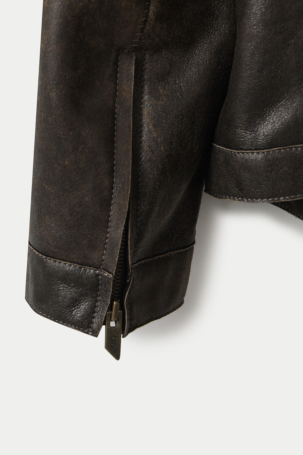 SALVATORE SANTORO(살바토레 산토로)의 BURNT BAY(번트 베이) 레더 재킷은 빈티지하면서도 클래식한 무드를 자아내는 남성용 아우터입니다. 부드러운 양가죽 소재로 제작되어 편안한 착용감을 선사하며, 봄, 가을 시즌에 활용하기 좋습니다. 셔츠형 디자인에 2WAY 지퍼, 사이드 포켓, 가슴 포켓 등의 디테일이 더해져 실용성을 높였습니다. 가먼트 워싱 처리와 켄톤 버튼으로 빈티지한 멋을 살렸으며, 스탠다드 핏으로 어떤 스타일에도 자연스럽게 어울립니다. 데이트룩, 가을 나들이룩, 모임룩 등 다양한 TPO에 클래식, 미니멀, 캐주얼 스타일로 연출해보세요.
