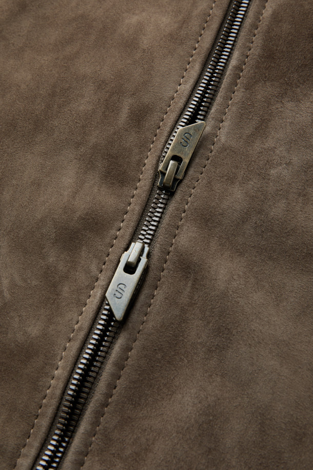 SALVATORE SANTORO (살바토레 산토로) 레더 점퍼는 부드러운 양가죽과 스웨이드 소재를 사용하여 클래식한 무드를 연출합니다. 브라운 컬러의 무지 디자인으로 어떤 스타일에도 쉽게 매치할 수 있으며, 봄, 가을 간절기에 활용하기 좋습니다. 크롭 기장에 집업 스타일로 편안하게 착용 가능하며, 스탠다드 핏으로 제작되어 세련된 실루엣을 선사합니다. 시보리 디테일과 사이드 포켓, 가먼트 워싱 처리로 고급스러움을 더해 데이트룩, 모임룩, 미니멀, 시크 스타일을 완성합니다.
