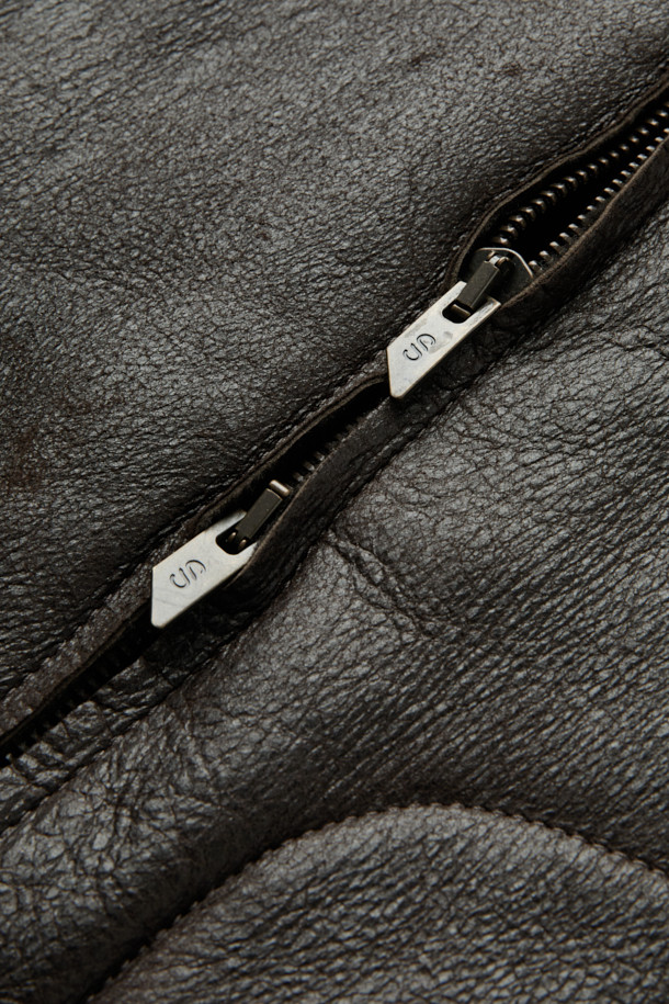 살바토레 산토로 무스탕 재킷은 브라운과 블랙 두 가지 색상으로 출시되어, 가을과 겨울에 따뜻하고 스타일리시하게 연출할 수 있습니다. 양가죽 소재로 제작되어 부드러운 촉감을 자랑하며, 크롭 기장에 집업 여밈 방식으로 편안하게 착용 가능합니다. 클래식한 무드의 스탠다드 핏으로, 양털 에리와 사이드 포켓, 퍼 안감으로 보온성을 높였습니다. 데이트룩, 모임룩 등 다양한 TPO에 미니멀, 시크한 스타일을 더해 세련된 룩을 완성해 보세요.
