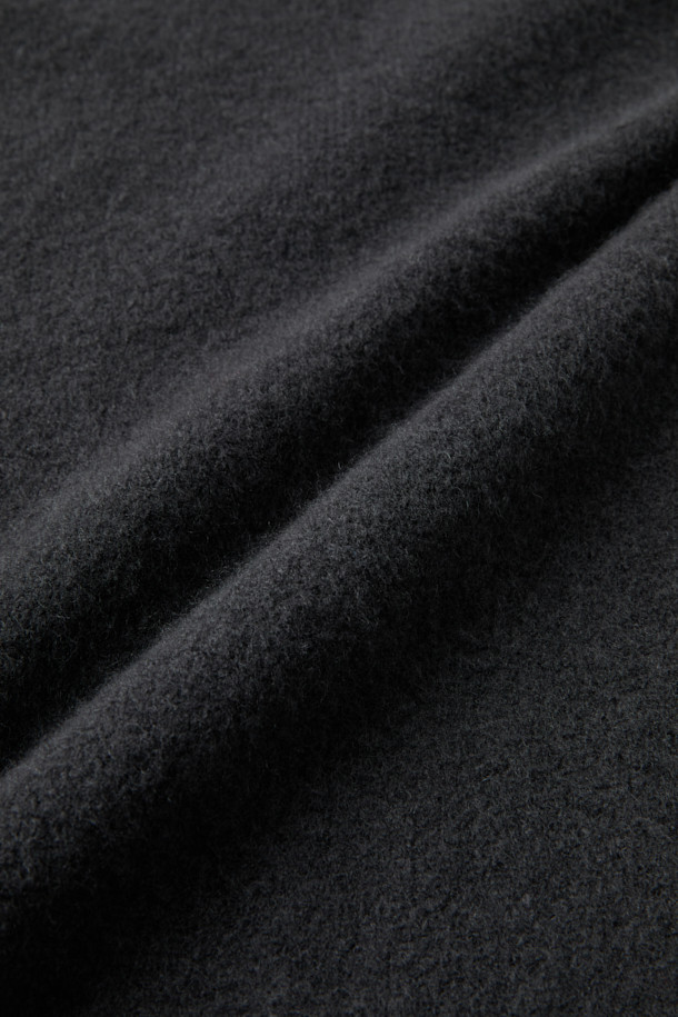 **DANIELE FIESOLI(다니엘 피에솔리) 소프트 스웨터**는 부드러운 촉감과 은은한 컬러감이 돋보이는 데일리 니트 스웨터입니다. 라운드넥 디자인에 스탠다드 핏으로 제작되었으며, 래글런 소매 디테일이 특징입니다. 울과 나일론 혼방 소재로 제작되어 신축성과 텐션감을 제공하며, 고급스러운 니팅 기법으로 볼륨감을 더했습니다. 블랙 컬러의 무지 패턴으로 미니멀, 클래식, 캐주얼 스타일 모두 소화 가능하며, 카페룩과 출근룩에 적합합니다.
