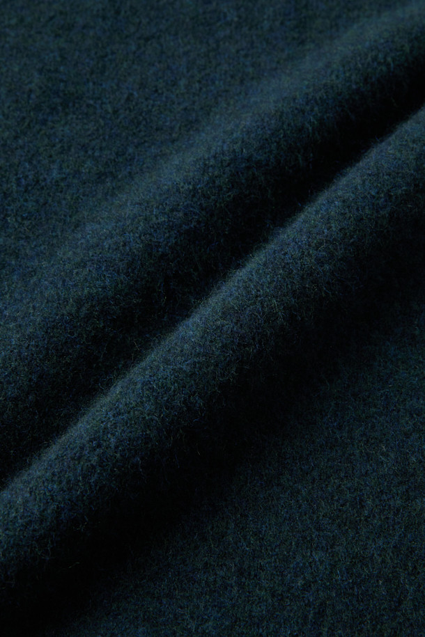 DANIELE FIESOLI (다니엘 피에졸리) 소프트 스웨터는 가을, 겨울 시즌을 위한 베이직 스타일의 여성 니트/스웨터입니다. 다크 그린 컬러의 라운드넥 디자인으로, 레귤러 핏과 긴소매 기장을 갖췄습니다. 울과 나일론 혼방 소재에 래글런 소매, 텐션감 있는 소재, 밀도 높은 원사, 볼륨감 있는 니팅, 엘라스틴 혼방으로 부드러운 촉감과 두꺼운 두께감을 자랑합니다. 데일리룩, 출근룩, 모임룩 등 다양한 TPO에 클래식, 미니멀, 캐주얼 스타일로 코디하기 좋습니다.
