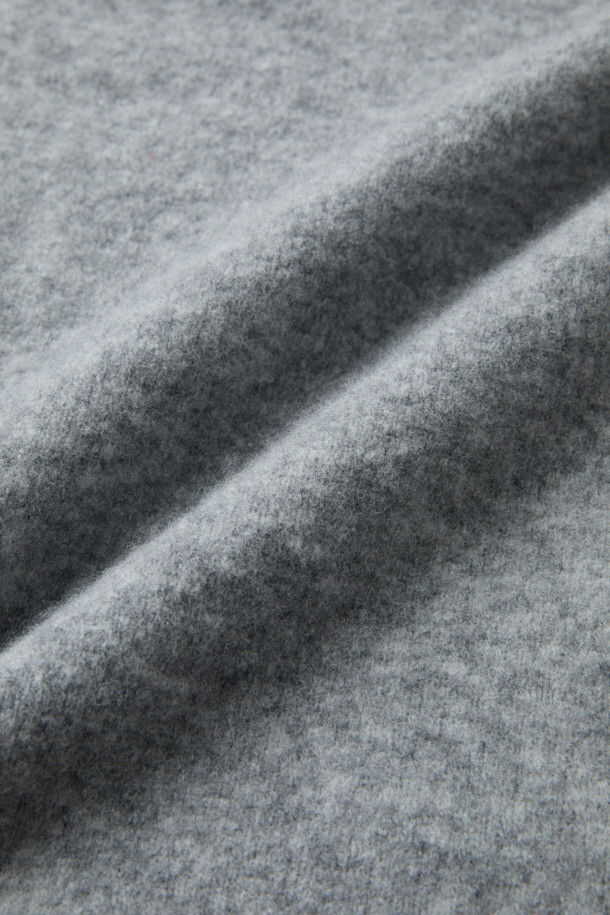 DANIELE FIESOLI(다니엘 피에졸리) 소프트 스웨터는 가을, 겨울 시즌을 위한 공용 니트/스웨터입니다. 부드러운 촉감의 울, 나일론 혼방 소재로 제작되었으며, 라운드넥에 레귤러핏, 긴소매 디자인으로 편안함을 더했습니다. 베이직하고 미니멀한 스타일의 무지 그레이 컬러 스웨터로, 텐션감 있는 원단과 밀도 높은 니팅, 래글런 소매 디테일이 특징입니다. 두꺼운 두께감으로 보온성을 높였으며, 이너 또는 단품으로 활용하여 다양한 겨울 데일리룩, 집콕룩, 산책룩을 연출할 수 있습니다. 볼륨감 있는 실루엣이 특징이며, 미니멀, 클래식, 캐주얼 스타일을 즐기는 분들께 추천합니다.
