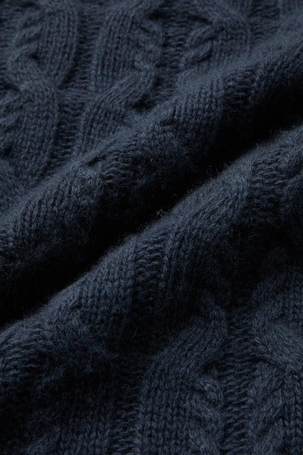 다니엘레 피에졸리 케이블 스웨터는 남성용으로, 가을과 겨울에 따뜻하게 입을 수 있는 두꺼운 울 소재의 라운드넥 니트입니다. 클래식한 스타일을 기반으로 제작되어 출근룩, 비즈니스 캐주얼, 모임룩 등 다양한 TPO에 활용 가능합니다. 네이비 컬러에 케이블 패턴이 돋보이며, 스탠다드 핏으로 편안한 착용감을 선사합니다. 넓은 립 디테일이 특징이며, 미니멀, 캐주얼 스타일과도 잘 어울립니다. 긴 소매 기장으로 보온성을 높였습니다.
