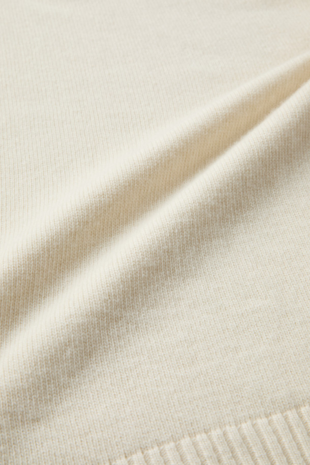 DANIELE FIESOLI(다니엘 피에졸리) 버튼 칼라 스웨터는 울 90%, 캐시미어 10% 혼방 소재로 제작되어 부드러운 촉감을 선사합니다. 아이보리, 크림 컬러의 무지 디자인으로 베이직하고 모던한 스타일을 연출하며, 드롭 숄더와 버튼 디테일이 특징입니다. 릴랙스 핏과 긴소매, 크롭 기장으로 가을, 겨울 데일리룩과 카페룩에 활용하기 좋습니다. 옆선 시접 겉봉제 마감으로 고급스러운 디테일을 더했습니다. 클래식, 미니멀 스타일을 선호하는 분들께 추천합니다.
