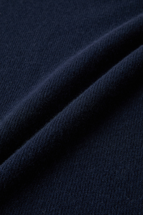 **다니엘레 피에졸리(DANIELE FIESOLI) 버튼 칼라 스웨터**는 가을, 겨울 시즌 남성을 위한 클래식하고 베이직한 스타일의 스웨터입니다. 네이비 컬러의 레귤러핏으로, 울 90%와 캐시미어 10% 혼방 소재로 제작되어 부드러운 촉감과 두꺼운 두께감을 자랑합니다. 칼라 디자인에 버튼 디테일을 더해 포인트를 주었으며, 드롭 숄더와 옆선 시접 겉봉제 마감으로 고급스러움을 더했습니다. 출근룩, 비즈니스 캐주얼, 겨울 데일리룩 등 다양한 TPO에 활용하기 좋은 아이템입니다.
